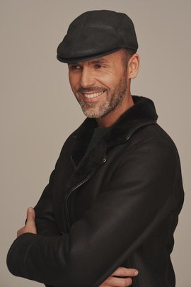 Căciulă bărbătească din cojoc natural – culoare neagră | Căciulă de iarnă din piele cu blană naturală