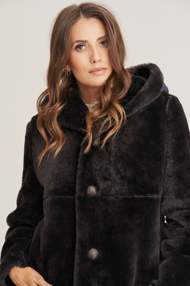 Haină de blană reversibilă din piele naturală de miel pentru femei – albastru închis, model oversize cu glugă