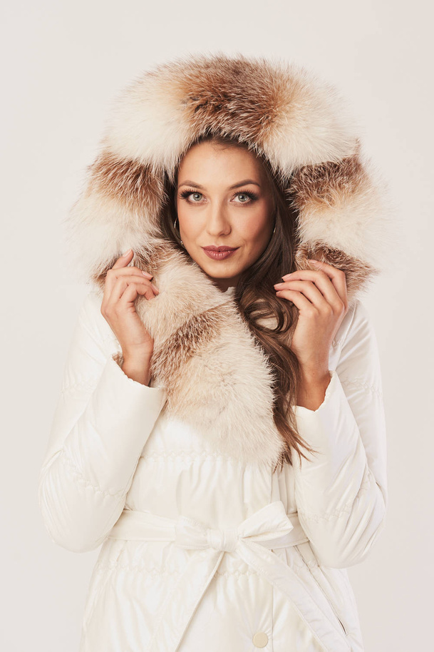 Palton de iarnă pentru damă cu glugă – ușor și călduros, cu blană naturală de vulpe