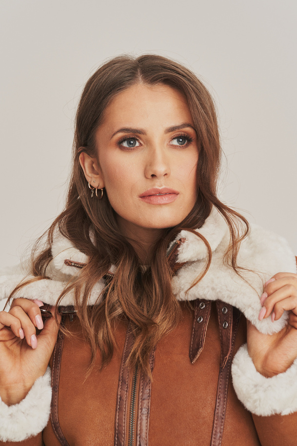 Haină scurtă de damă din piele de oaie, stil aviator, maro