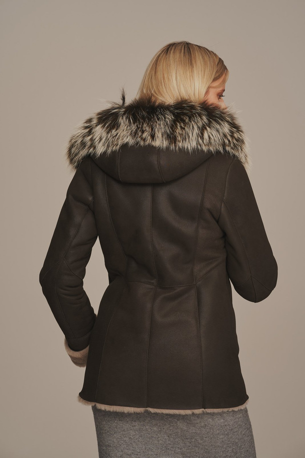 Palton damă scurt din piele de miel naturală, cu glugă și blană de vulpe – maro cald, până la șolduri