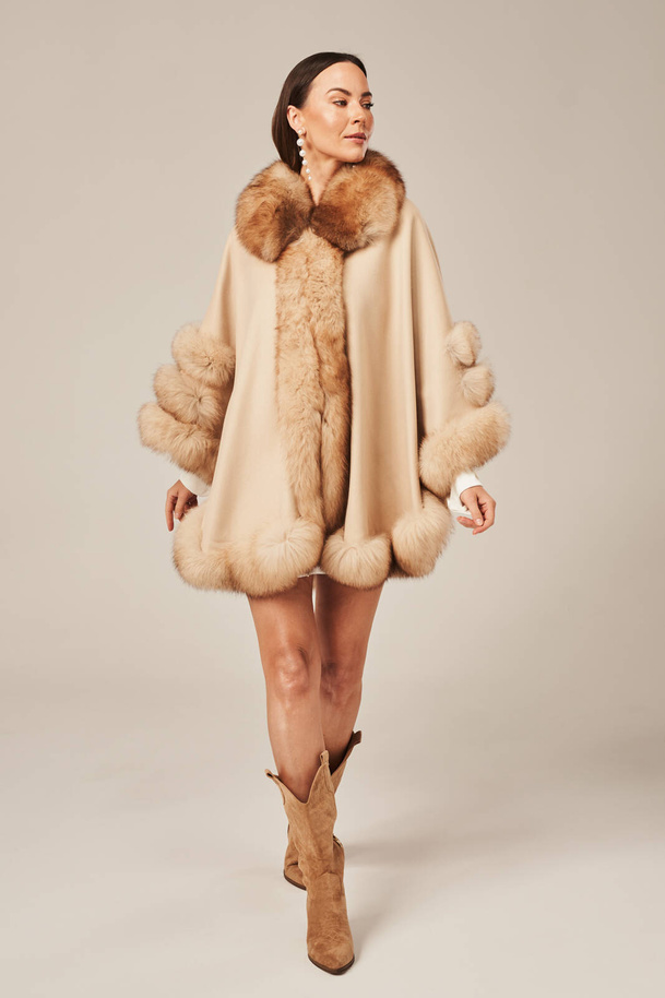 Poncho damă bej cu blană naturală de vulpe – elegant și de înaltă calitate pentru sezonul de tranziție