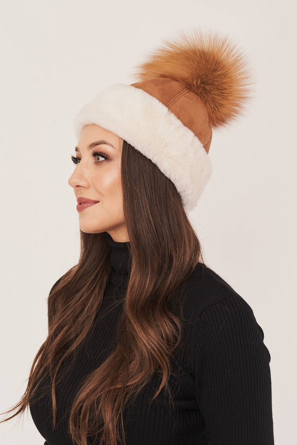 Căciulă de iarnă pentru femei din piele naturală de miel – culoare maro deschisă | Căciulă caldă din piele naturală cu pompon din blană de vulpe