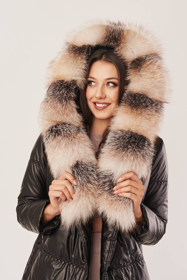 Geacă de damă neagră cu puf și glugă cu blană naturală de vulpe