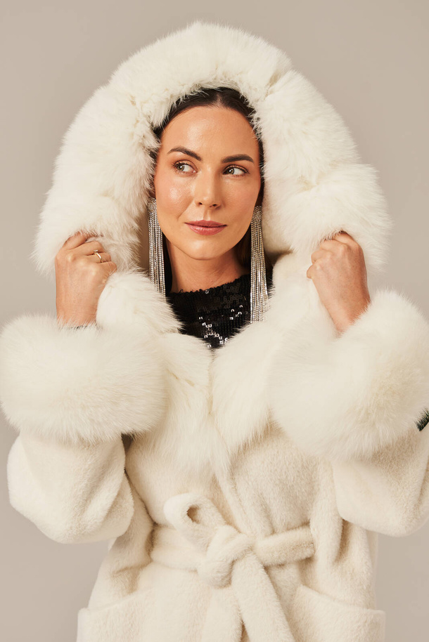 Palton damă scurt crem cu glugă și blană naturală de vulpe albă – confort și eleganță pentru sezonul rece