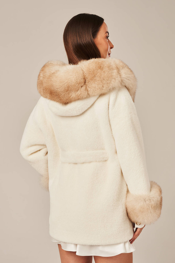 Geacă damă crem cu glugă și blană naturală de vulpe – călduroasă, elegantă și ajustabilă în talie