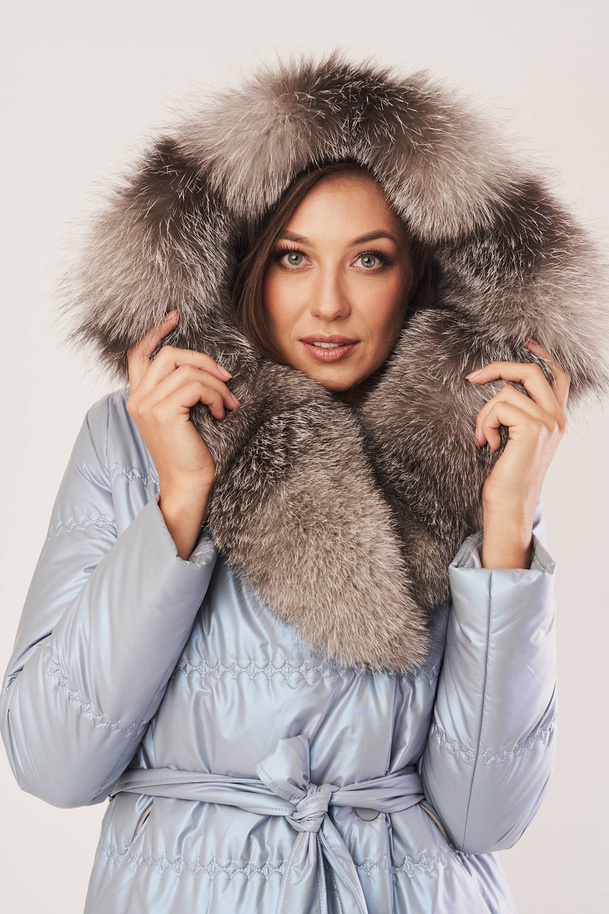 Palton pufos de damă cu glugă și blană naturală - Eleganță în albastru perlat