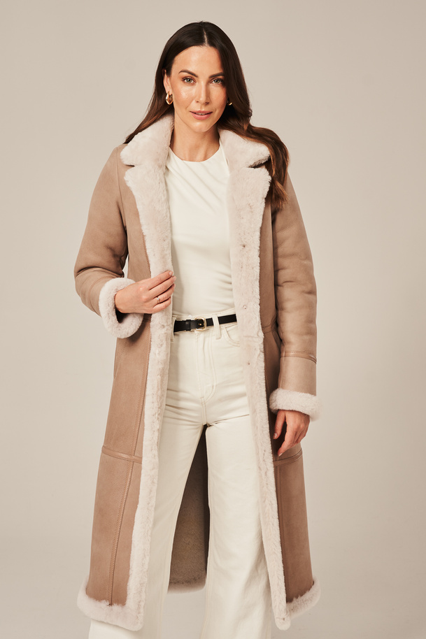 Palton lung damă din blană naturală de miel – bej deschis, călduros și elegant