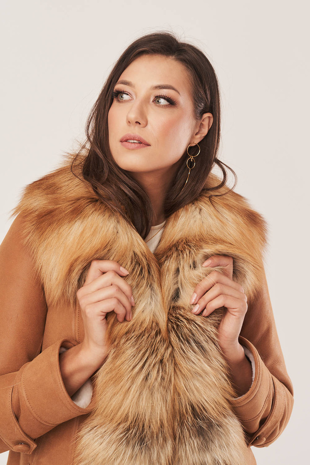 Cojoc din piele și blană naturală de miel, guler și manșete din blană de vulpe, femei