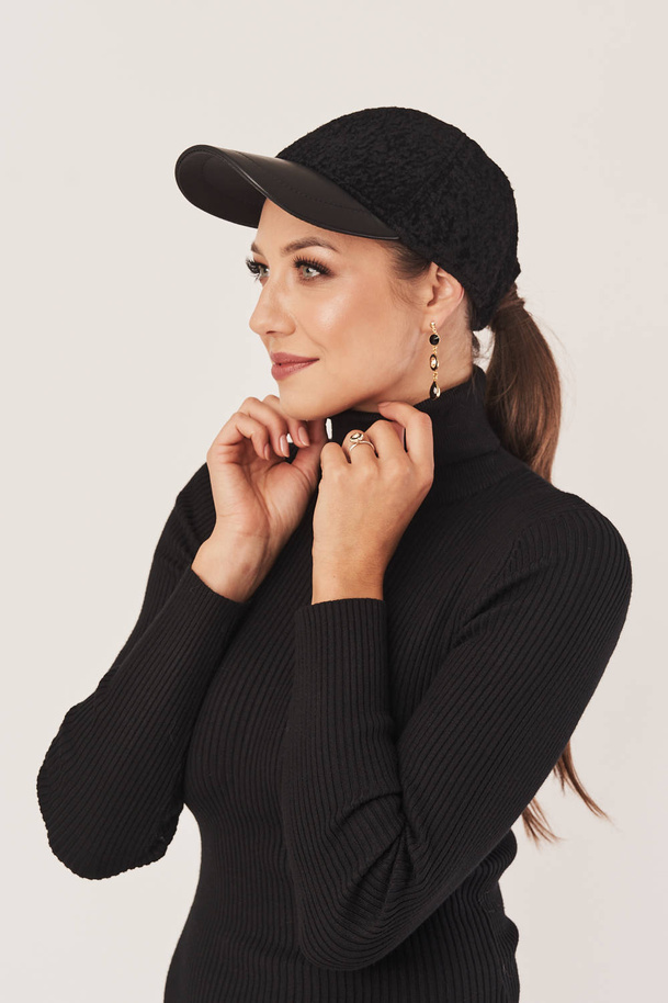 Șapcă damă din piele naturală neagră cu vizieră – piele de miel și karakul, reglabilă