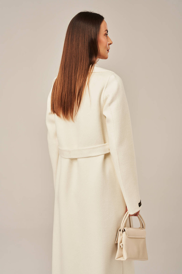 Palton damă alb din lână naturală Alpaca – moale, călduros și elegant, lungime peste genunchi