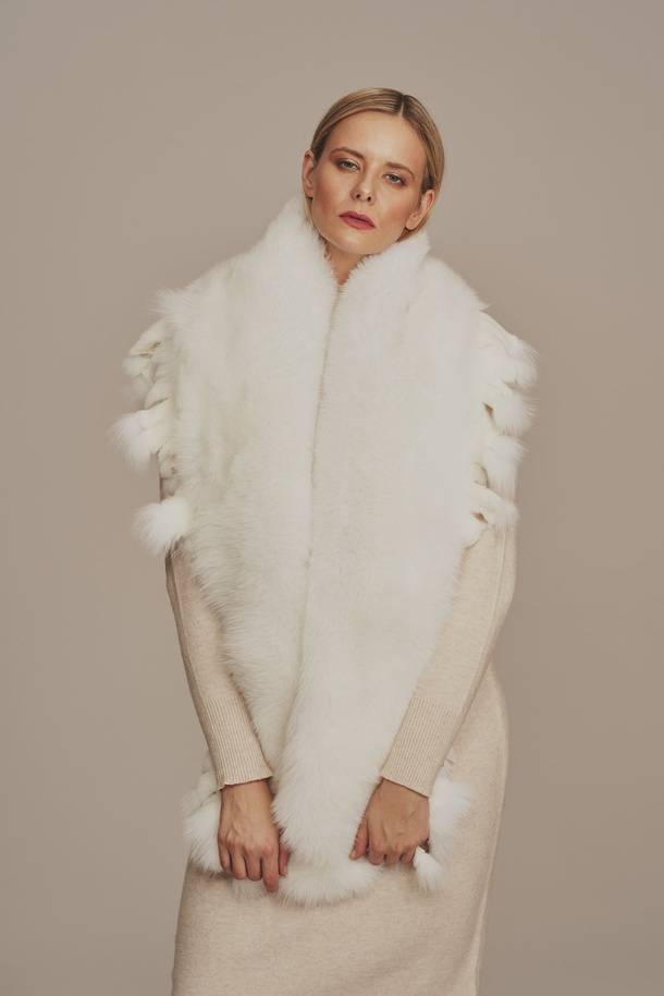 Guler din blan naturală de vulpe albă – accesoriu elegant pentru primăvară și toamnă în România