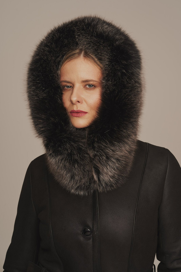 Palton damă din piele naturală de miel cu glugă și blană de vulpe – negru