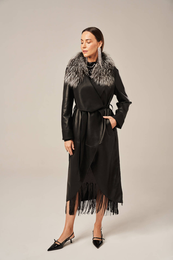 Palton damă din piele naturală neagră cu guler din blană de vulpe – croială halat, elegant și confortabil