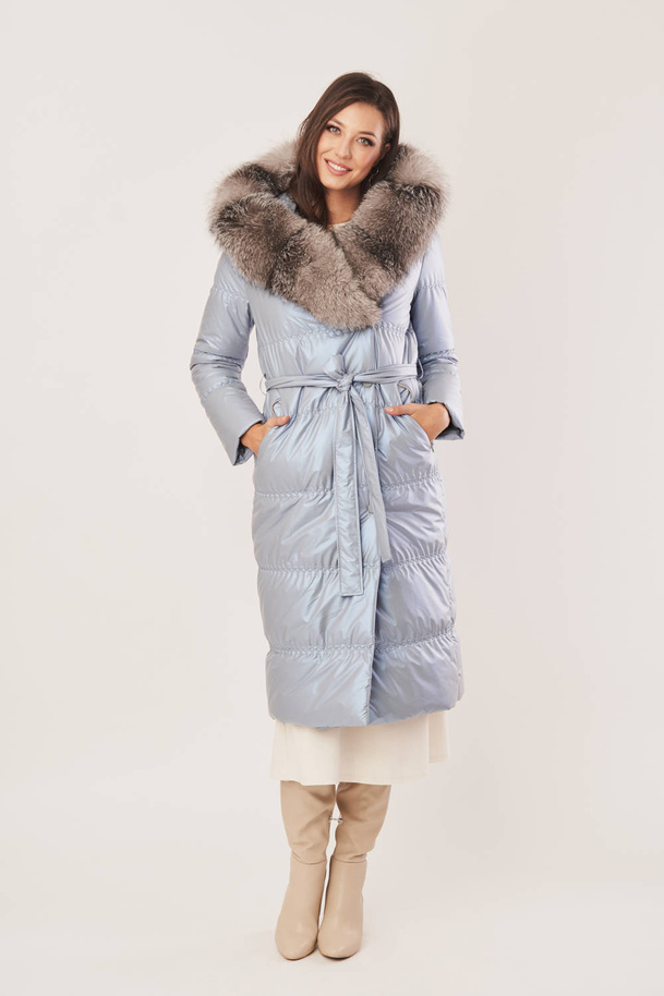 Palton pufos de damă cu glugă și blană naturală - Eleganță în albastru perlat