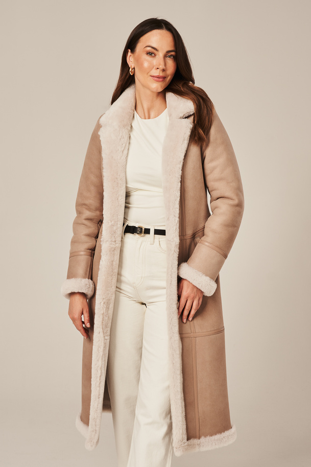 Palton lung damă din blană naturală de miel – bej deschis, călduros și elegant