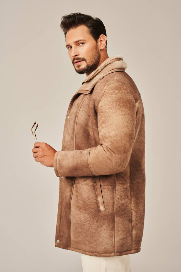 Palton bărbătesc lung de iarnă – piele naturală de miel în nuanțe bej