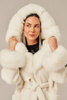 Palton damă scurt crem cu glugă și blană naturală de vulpe albă – confort și eleganță pentru sezonul rece