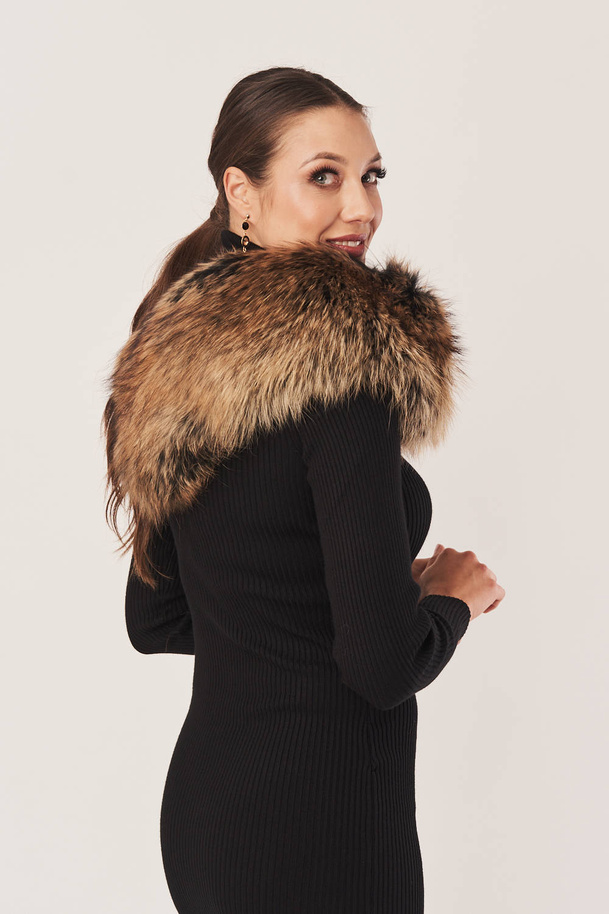 Guler din blană naturală de enot în nuanțe de maro, bej și negru – confort și stil în sezonul rece