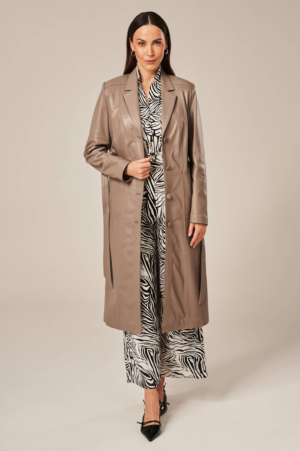 Palton lung de damă din piele naturală cappuccino – eleganță pentru primăvară și toamnă