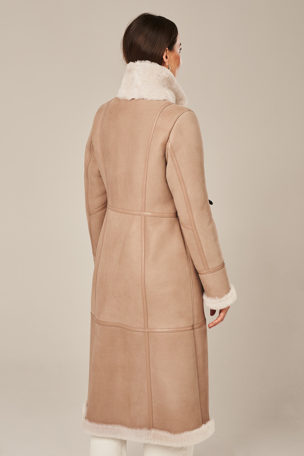 Palton lung damă din blană naturală de miel – bej deschis, călduros și elegant