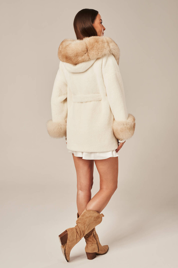 Geacă damă crem cu glugă și blană naturală de vulpe – călduroasă, elegantă și ajustabilă în talie