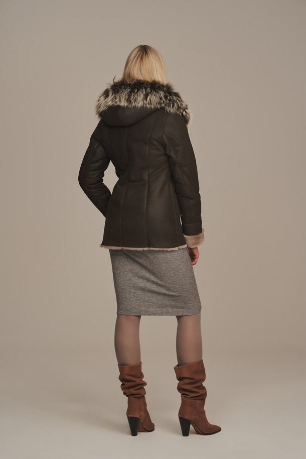 Palton damă scurt din piele de miel naturală, cu glugă și blană de vulpe – maro cald, până la șolduri