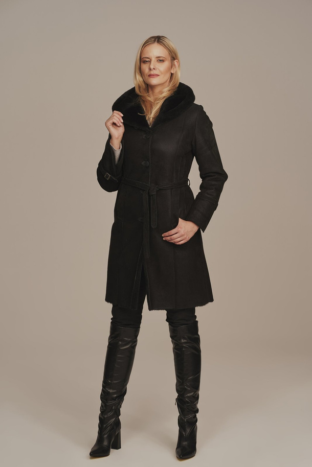 Palton damă lung din piele de miel naturală, cu glugă – negru clasic, ideal pentru iarnă